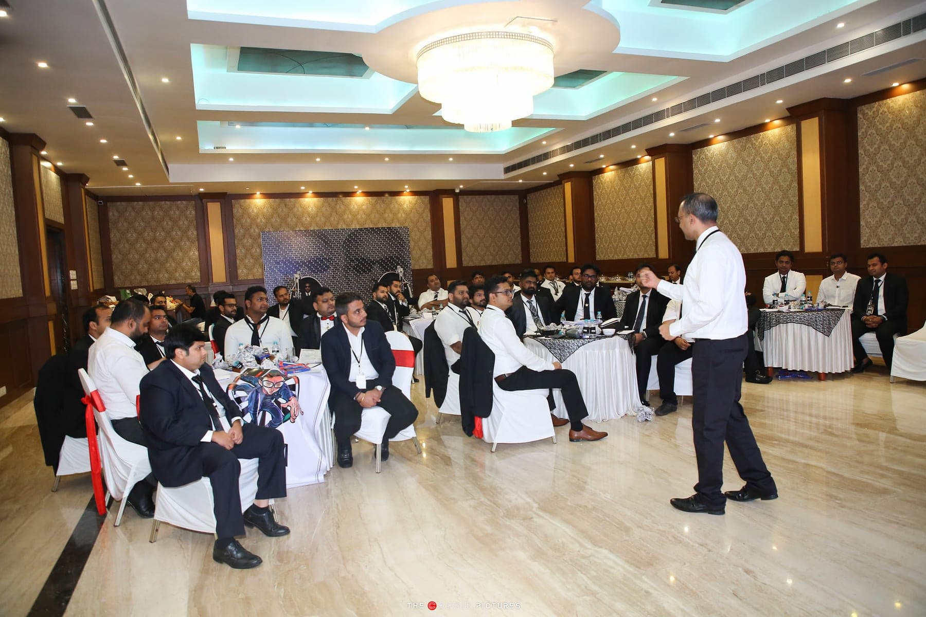 Narender Agarwal training a room of professionals